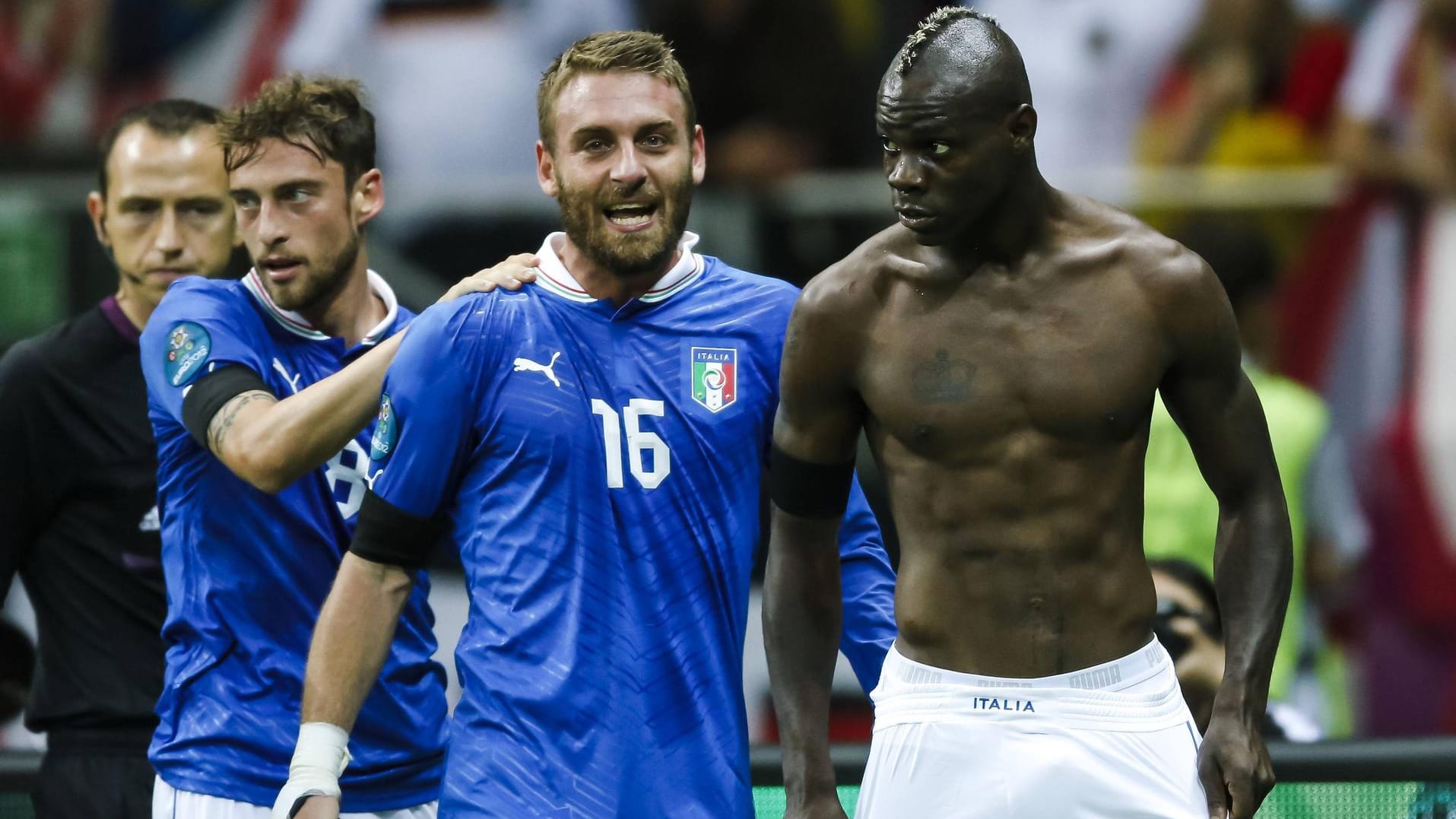 Geballte Power: Mario Balotelli (r.) schoss seine Italiener ins EM-Finale 2012.