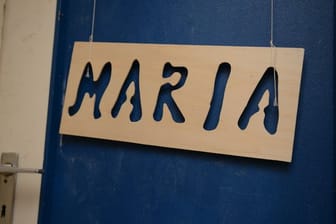Das Namensschild der verschwundenen Maria hängt an ihrer Zimmertür in der Wohnung der Mutter.