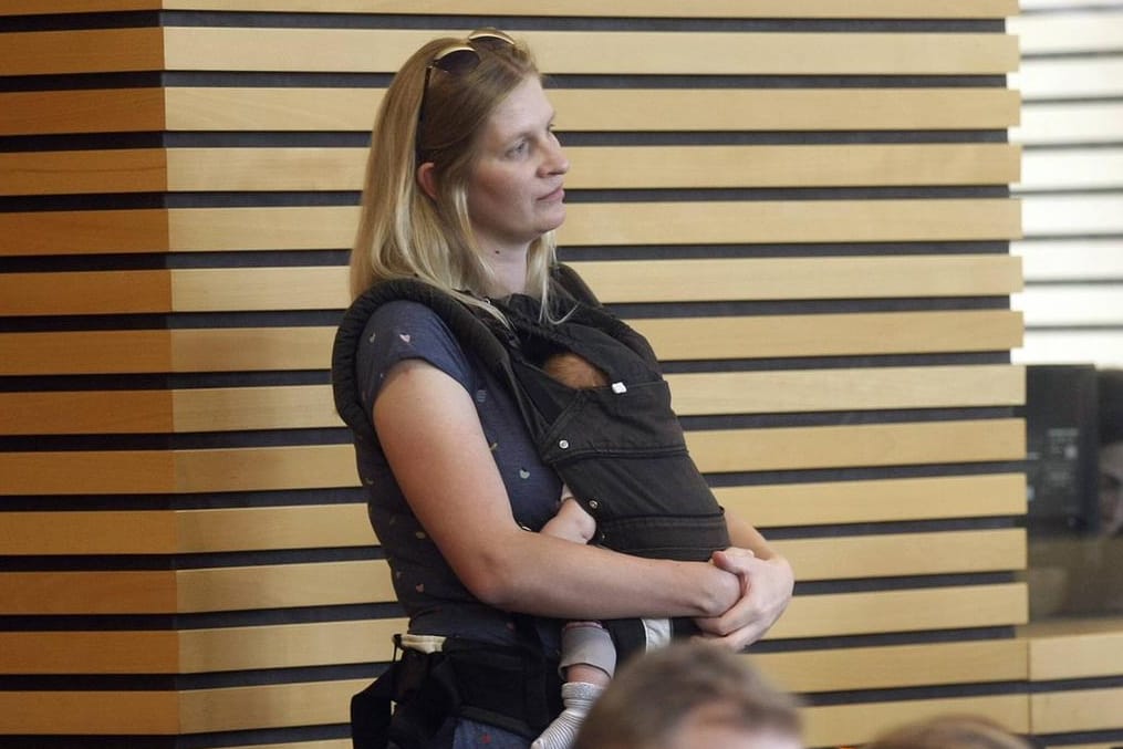 "Babygate" in Thüringen: Die Abgeordnete Madeleine Henfling kam mit ihrem Neugeborenen Baby in die Landtagsitzung und wurde ausgeschlossen.