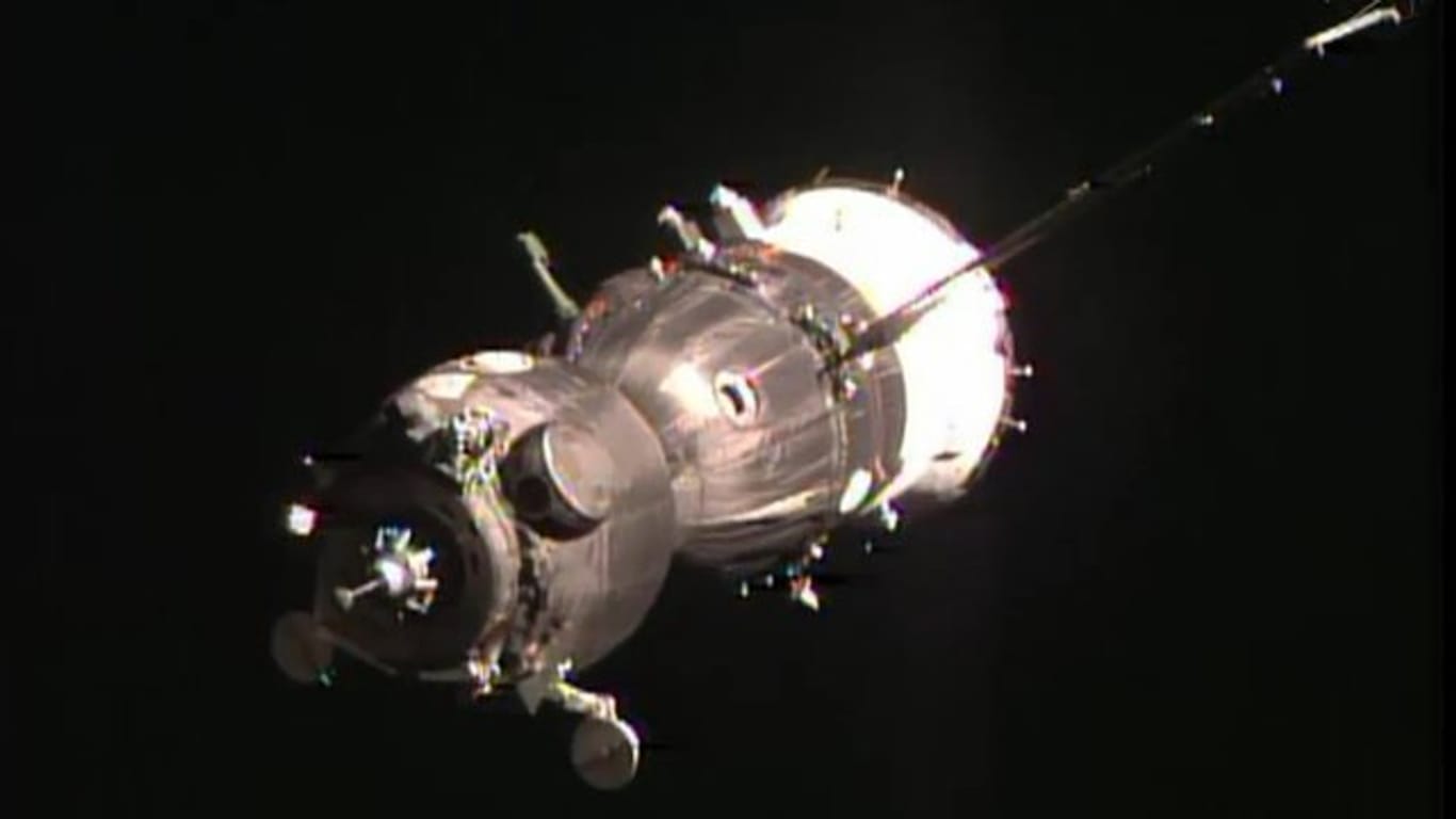 Eine Sojus-Kapsel nähert sich der Raumstation ISS.