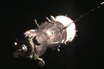 Eine Sojus-Kapsel nähert sich der Raumstation ISS.