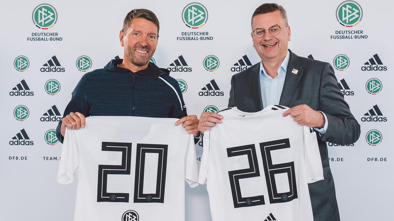 Kasper Rorsted (l.), Vorstandsvorsitzender von Adidas, posiert mit DFB-Präsident Reinhard Grindel: Bis 2026 bleibt das Unternehmen Ausrüster der Nationalelf.