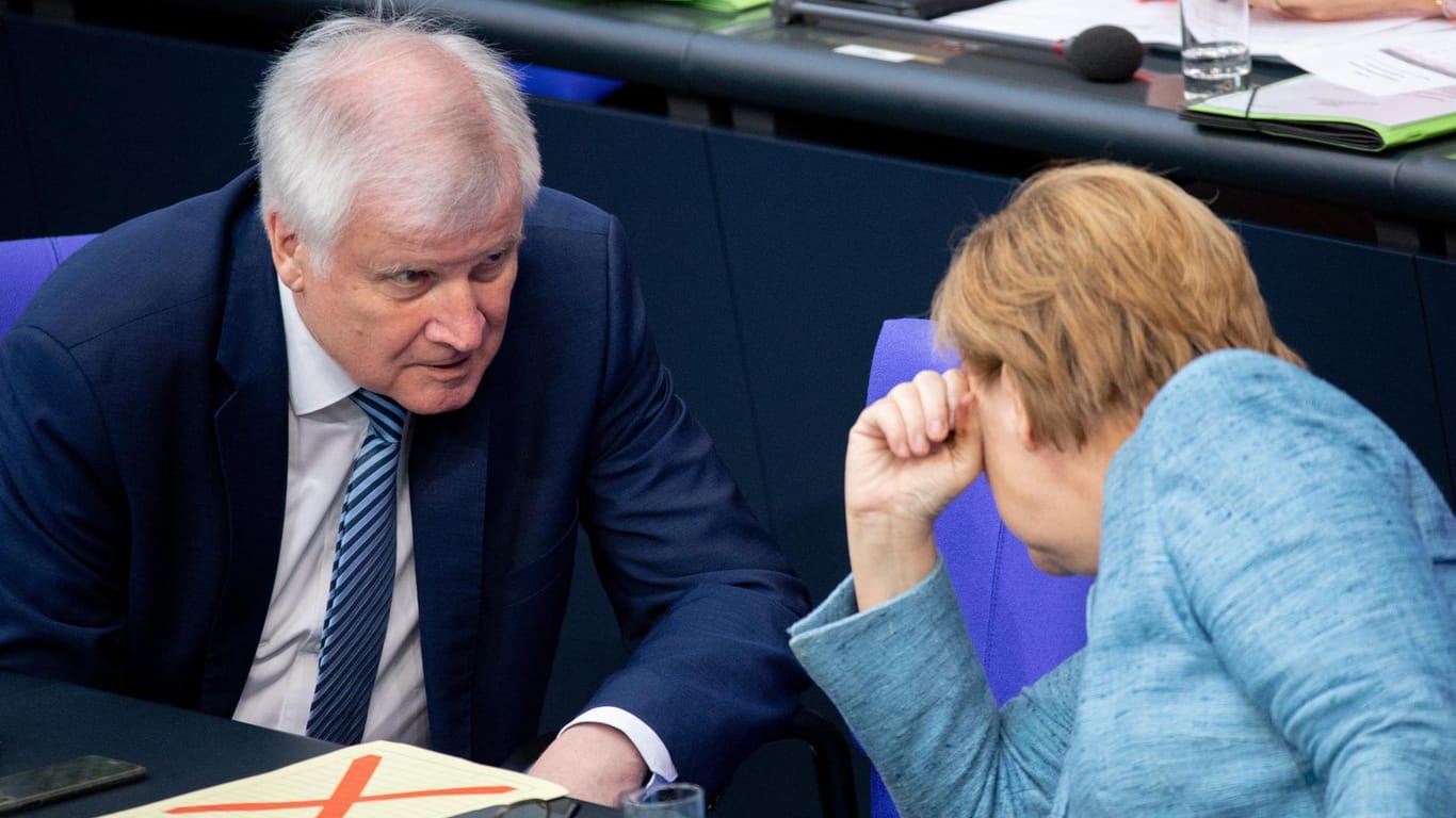 Horst Seehofer und Angela Merkel: Die beiden sind sich in der Migrationspolitik nicht immer einig – die Deutschen sind es auch nicht.