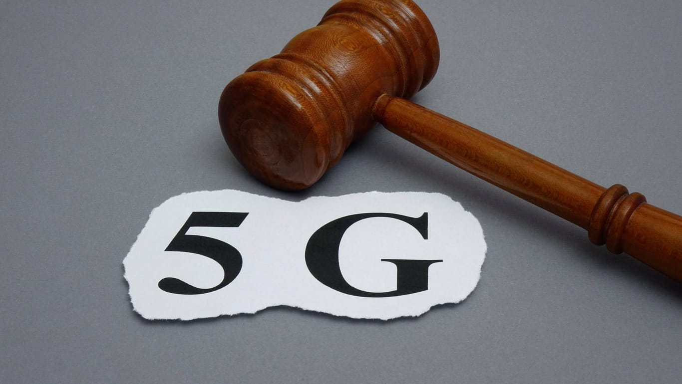 Versteigerungshammer und 5G (Symbolbild): Wird das schnelle Netz ein Erfolg?