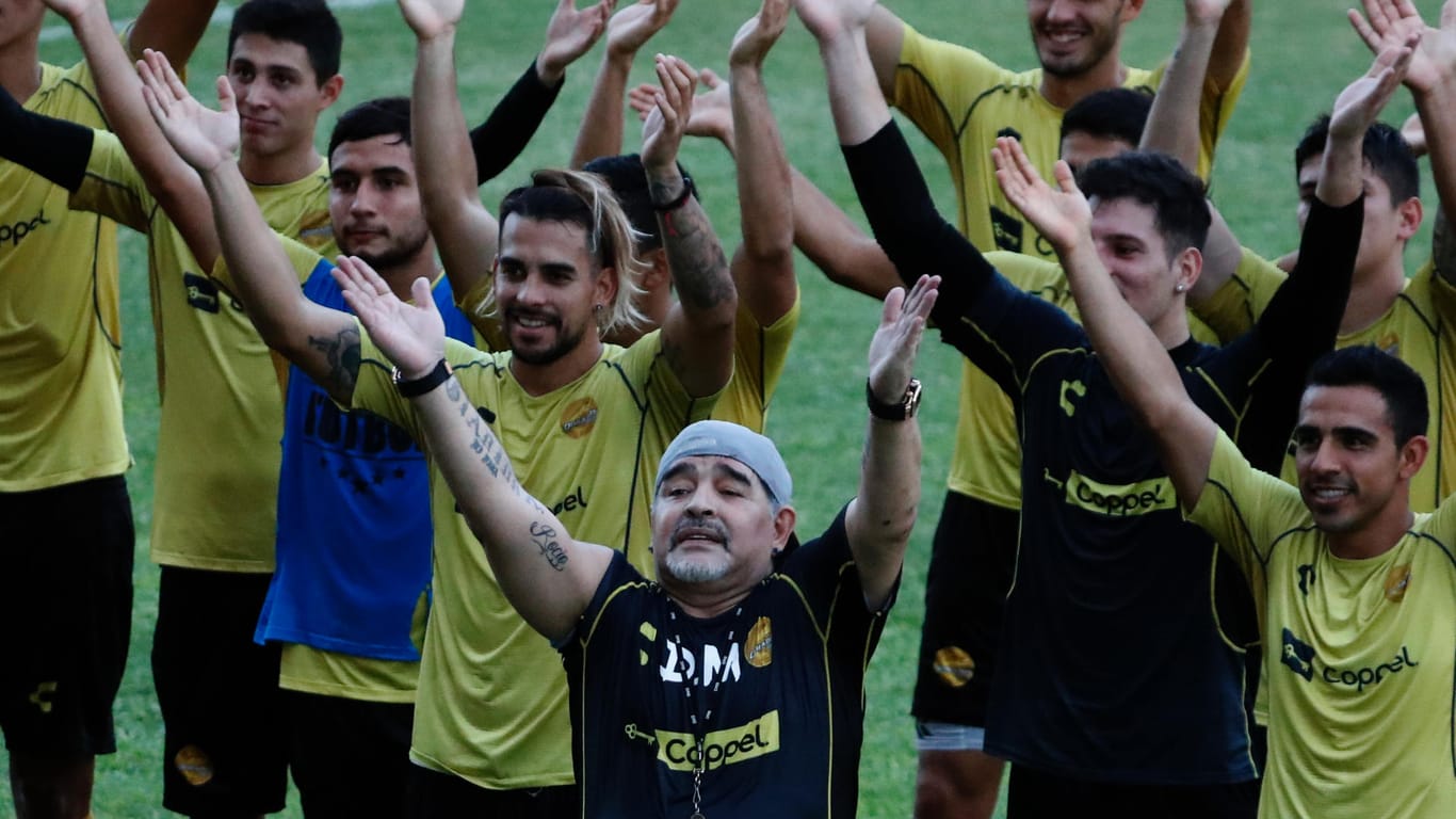 Anfeuern auf isländisch: Maradona und seine Spieler packen das "Hu" aus.
