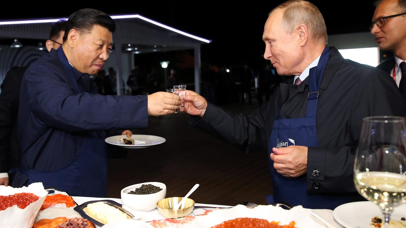 Putin und Xi stoßen an: Durch die aktuelle US-Außenpolitik und Trump rücken beide Länder enger zusammen.