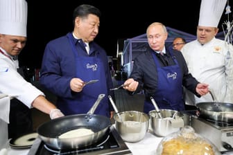 Russlands Wladimir Putin und Chinas Xi Jinping stehen in Wladivostok in Kochschürzen vorm Herd: Russland und China beraten über eine engere Zusammenarbeit, auch im militärischem Bereich.