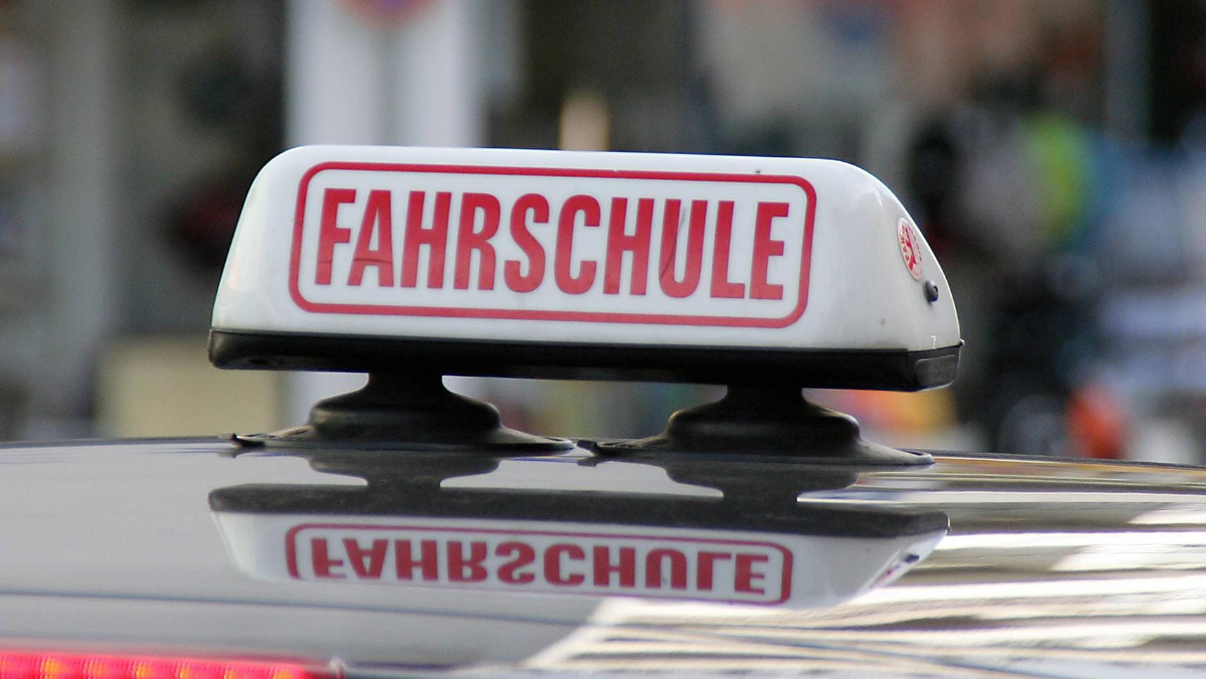 Fahrschule: Ein Fahrschüler war offenbar nicht in der Lage, die Fragen in der Theorieprüfung ohne Hilfe zu beantworten. (Symbolbild) Fahrschule: Ein Fahrschüler war offenbar nicht in der Lage, die Fragen in der Theorieprüfung ohne Hilfe zu beantworten. (Symbolbild)