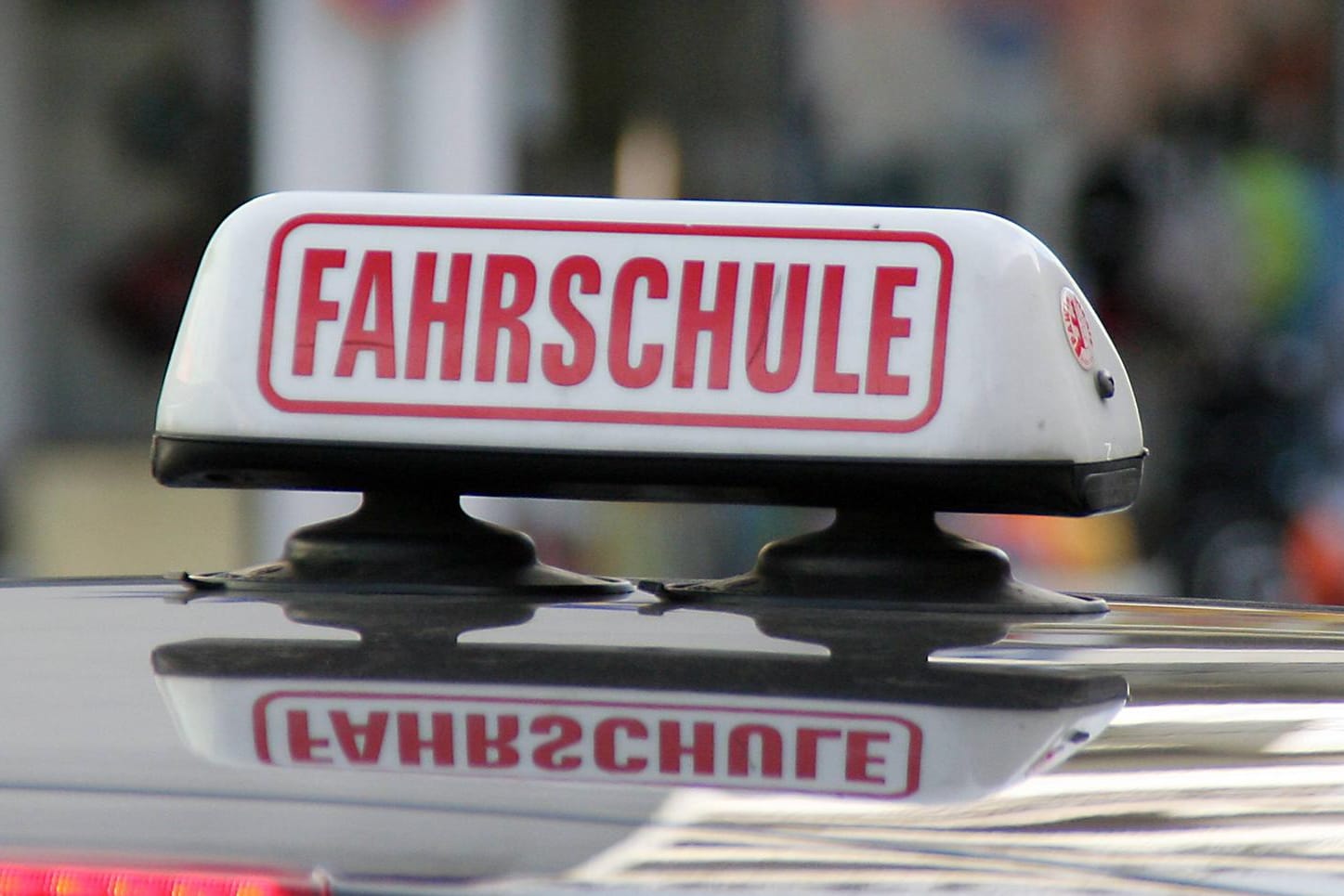 Fahrschule: Ein Fahrschüler war offenbar nicht in der Lage, die Fragen in der Theorieprüfung ohne Hilfe zu beantworten. (Symbolbild)