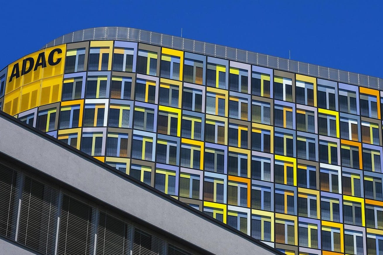ADAC-Zentrale in München: Der Verkehrsclub baut seine Kommunikation um. Mitglieder erhalten bald nicht mehr die "Motorwelt" zugesandt.
