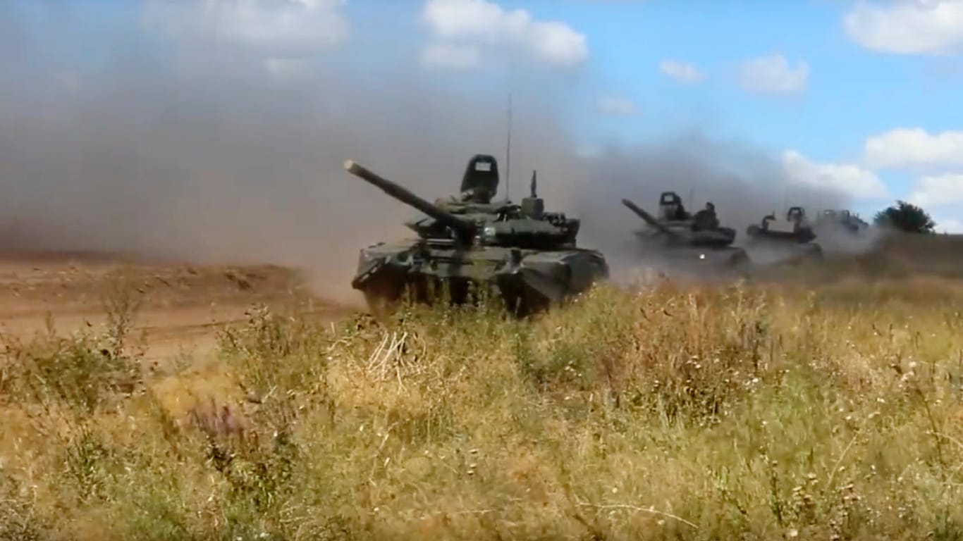 Russland: Das vom Pressedienst des russischen Verteidigungsministeriums verbreitete Foto zeigt russische Panzer, die bei der Übung Wostok in der Region Tschita unterwegs sind.