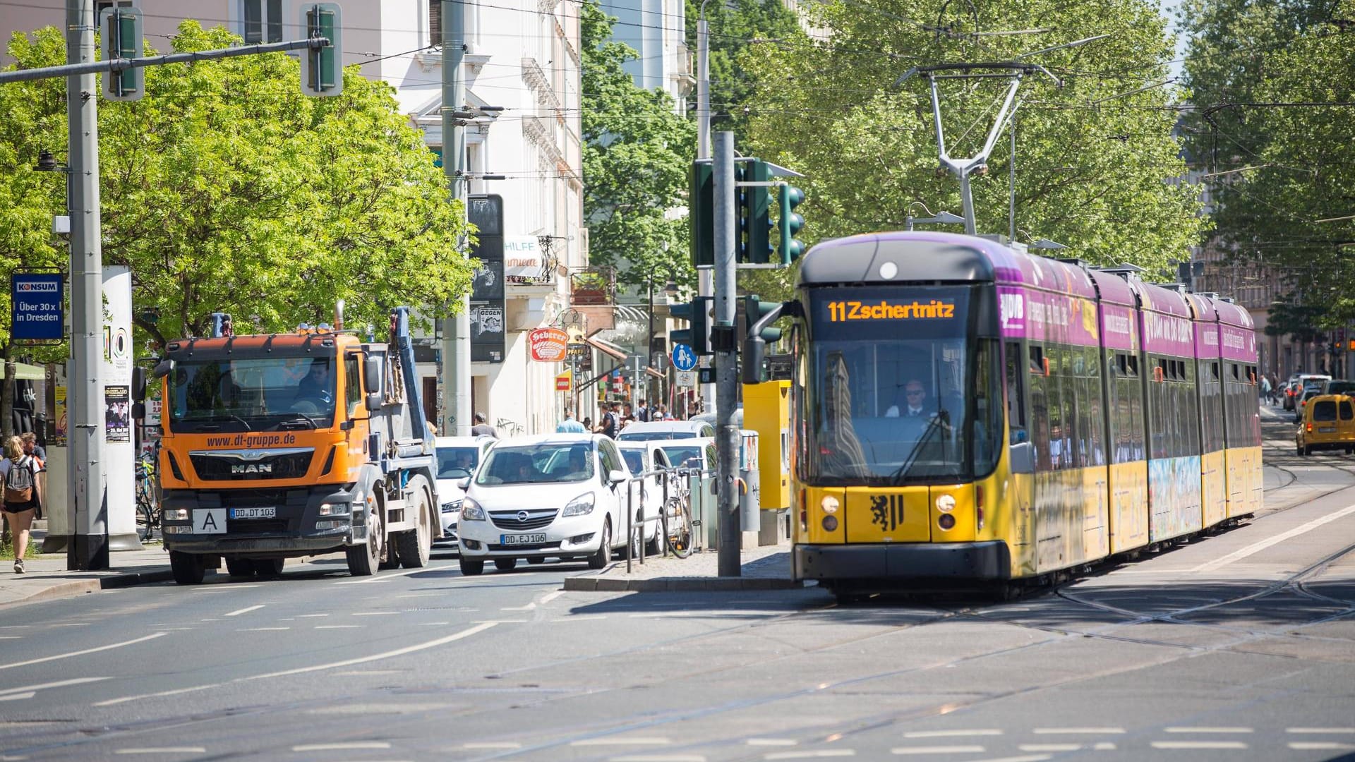 Straßenbahn in Dresden: Eine Afghanin ist von einem Mann angegriffen worden. (Symbolbild) Straßenbahn in Dresden: Eine Afghanin ist von einem Mann angegriffen worden. (Symbolbild)