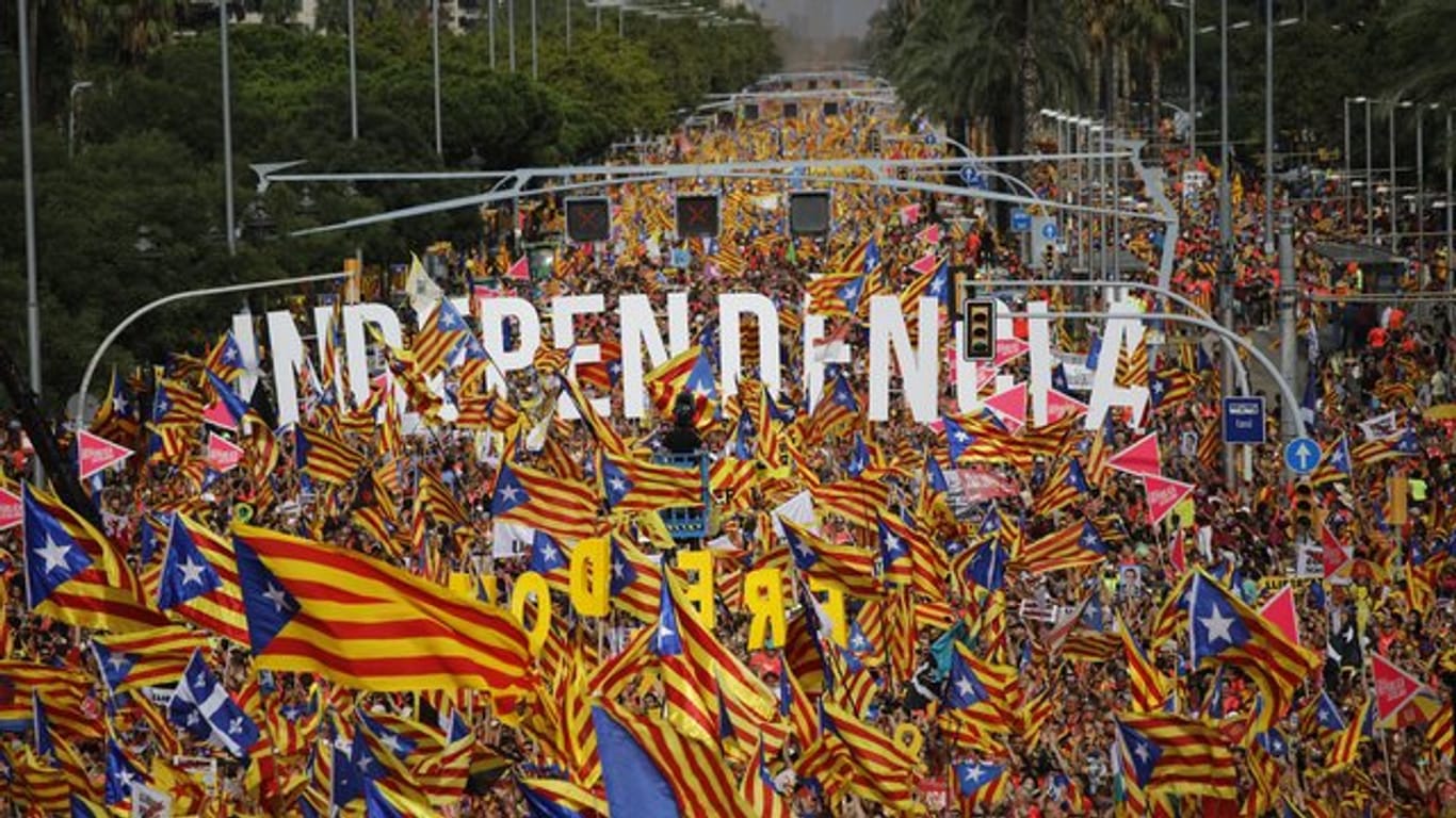Demonstranten fordern bei der riesigen Kundgebung in Barcelona die Unabhängigkeit der Region.