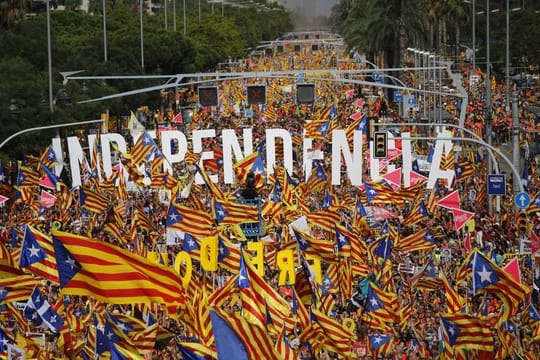 Demonstranten fordern bei der riesigen Kundgebung in Barcelona die Unabhängigkeit der Region.