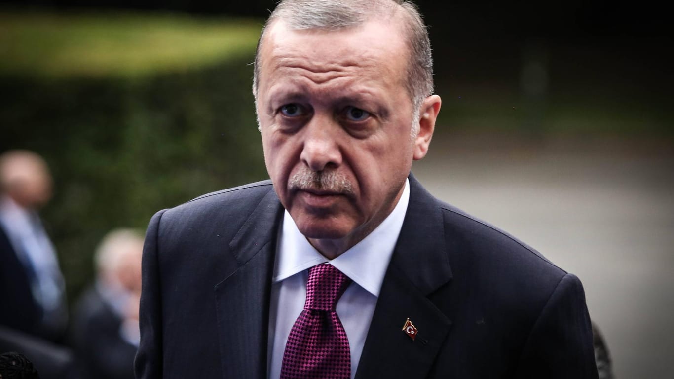 Der türkische Präsident Recep Tayyip Erdoğan beim Nato-Gipfel in Brüssel: Erdogan macht die Bewegung des im US-Exil lebenden Predigers Gülen für den Putschversuch verantwortlich.