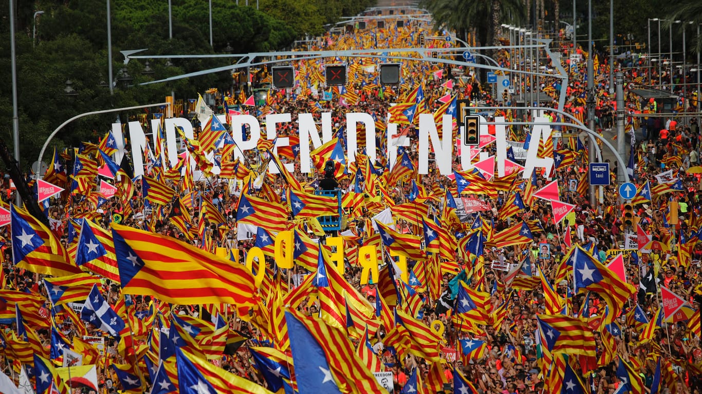 efürworter der Unabhängigkeit Kataloniens schwenken katalanische Flaggen: Seit 1714 begehen die Katalanen jedes Jahr am 11.09. ihren Nationalfeiertag - die "Diada".