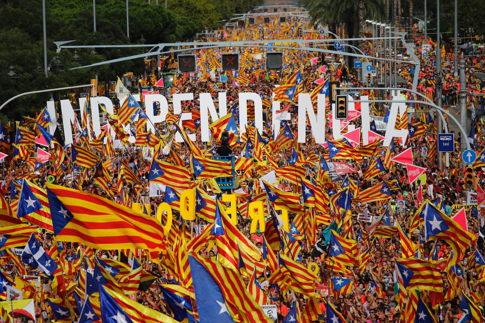 efürworter der Unabhängigkeit Kataloniens schwenken katalanische Flaggen: Seit 1714 begehen die Katalanen jedes Jahr am 11.09. ihren Nationalfeiertag - die "Diada".