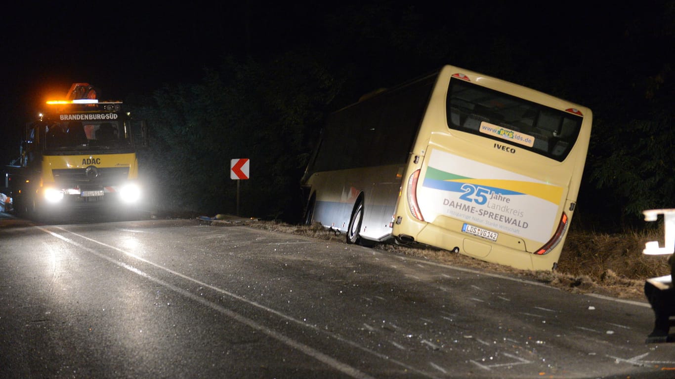 Ein Linienbus steht nach einem Unfall im Straßengraben: Bei einem Unfall in Brandenburg ein Autofahrer ums Leben gekommen.