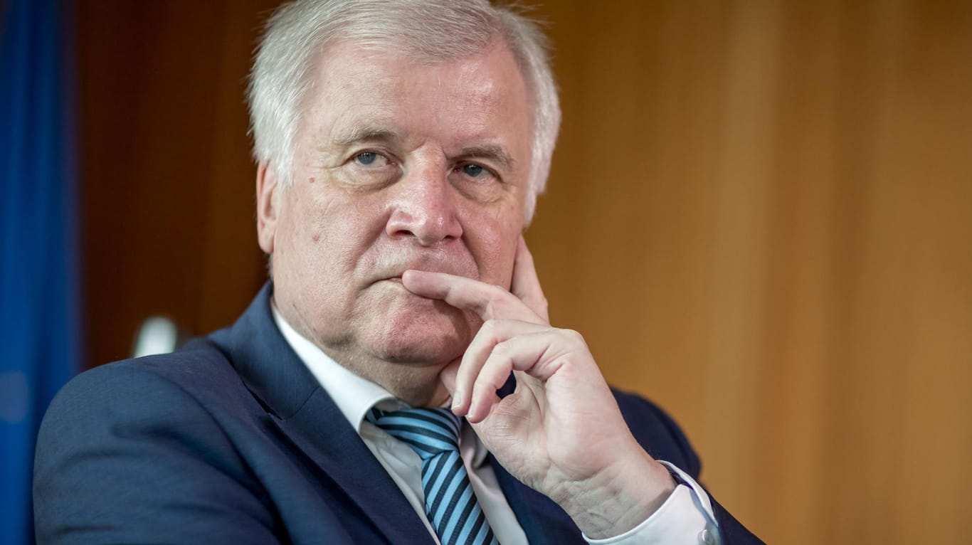 Horst Seehofer: Der Bundesinnenminister hat sich noch nicht zu den Erklärungen seines Verfassungsschutz-Chefs Hans-Georg Maaßen geäußert.