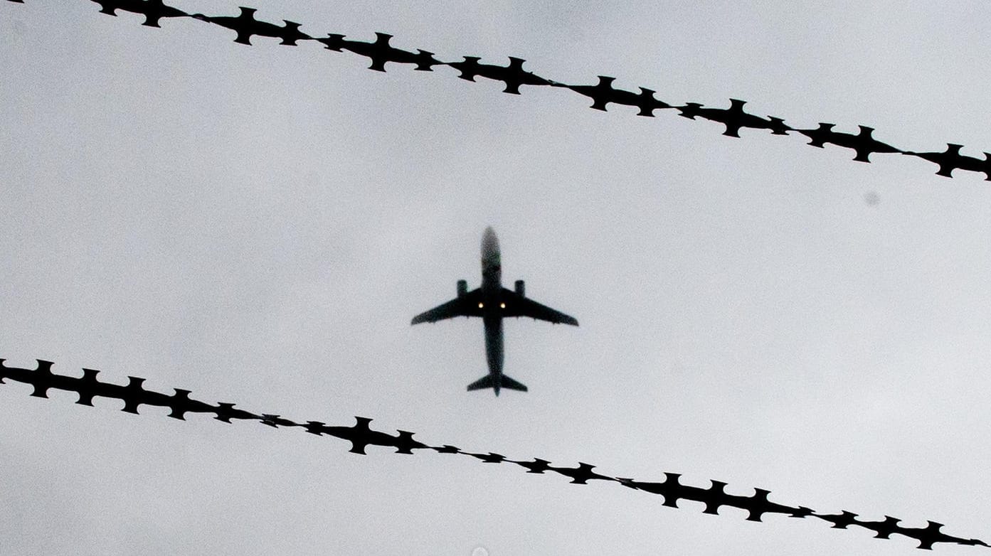 Ein Flugzeug hinter Stacheldraht: Erneut sind 20 Menschen nach Afghanistan abgeschoben worden.