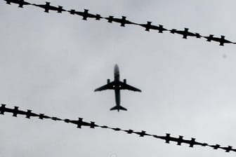 Ein Flugzeug hinter Stacheldraht: Erneut sind 20 Menschen nach Afghanistan abgeschoben worden.