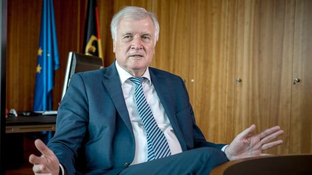 Horst Seehofer (CSU), Bundesminister für Inneres, Heimat und Bau, spricht im Bundesinnenministerium. Horst Seehofer (CSU), Bundesminister für Inneres, Heimat und Bau, spricht im Bundesinnenministerium.