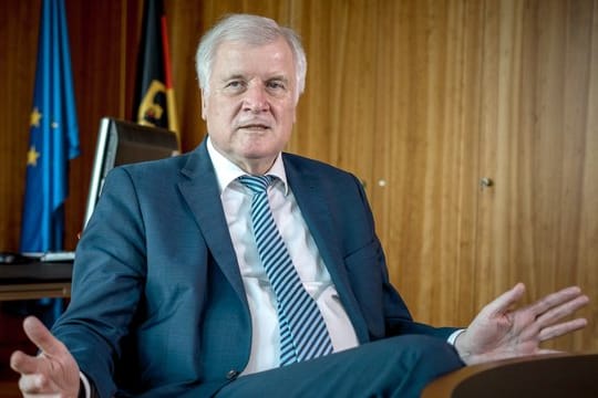 Horst Seehofer (CSU), Bundesminister für Inneres, Heimat und Bau, spricht im Bundesinnenministerium.