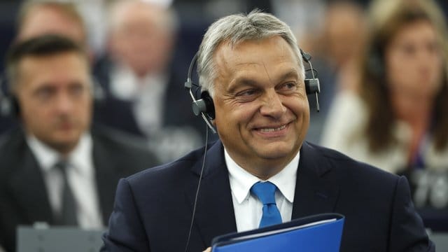 Unbeeindruckt vom Widerstand gegen seine Politik: Viktor Orban, Ministerpräsident von Ungarn, lächelt im Europäischen Parlament. Unbeeindruckt vom Widerstand gegen seine Politik: Viktor Orban, Ministerpräsident von Ungarn, lächelt im Europäischen Parlament.