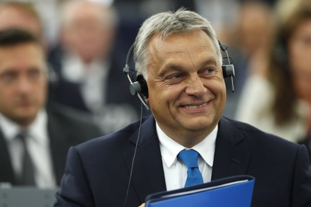 Unbeeindruckt vom Widerstand gegen seine Politik: Viktor Orban, Ministerpräsident von Ungarn, lächelt im Europäischen Parlament.