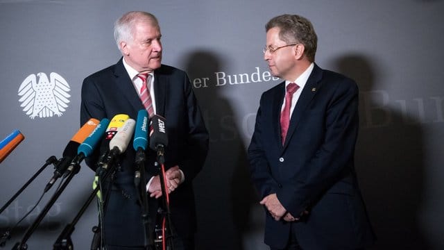 Seehofer stellt sich trotz der umstrittenen Aussagen von Maaßen zu den Ereignissen in Chemnitz hinter den Verfassungsschutzpräsidenten. Seehofer stellt sich trotz der umstrittenen Aussagen von Maaßen zu den Ereignissen in Chemnitz hinter den Verfassungsschutzpräsidenten.