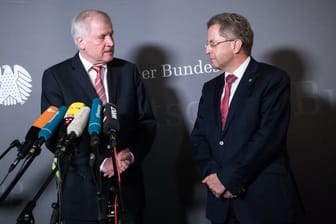 Seehofer stellt sich trotz der umstrittenen Aussagen von Maaßen zu den Ereignissen in Chemnitz hinter den Verfassungsschutzpräsidenten.