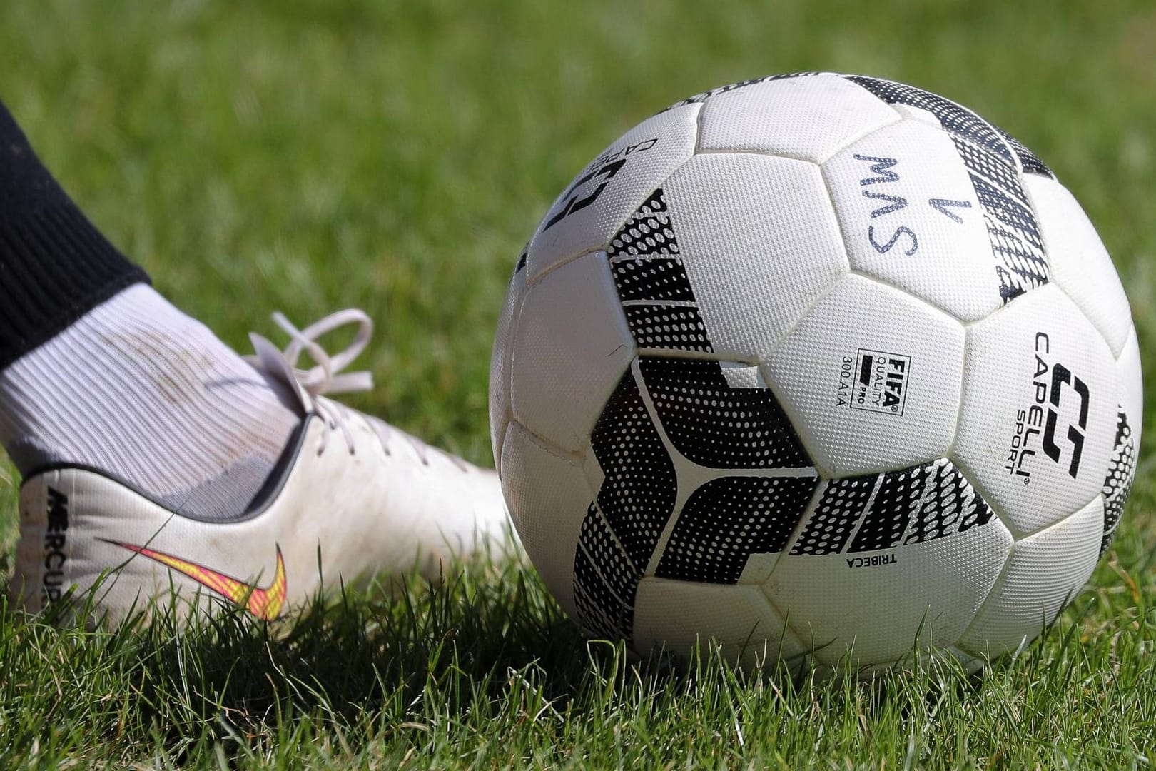 Symbolbild: Im Amateurfußball sorgte ein Hitlergruß für Aufregung.