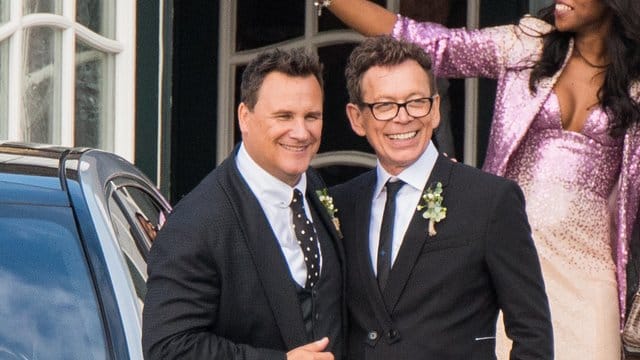 Guido Maria Kretschmer (l), Modedesigner und Moderator, und sein Mann Frank Mutters nach dem Jawort auf Sylt.