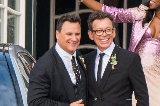 Guido Maria Kretschmer (l), Modedesigner und Moderator, und sein Mann Frank Mutters nach dem Jawort auf Sylt.