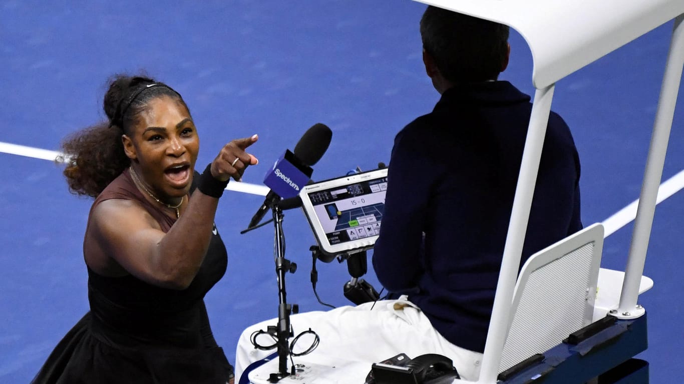 Damen-Finale der US Open: Serena Williams liefert sich im zweiten Satz ein Wortgefecht mit Schiedsrichter Carlos Ramos.