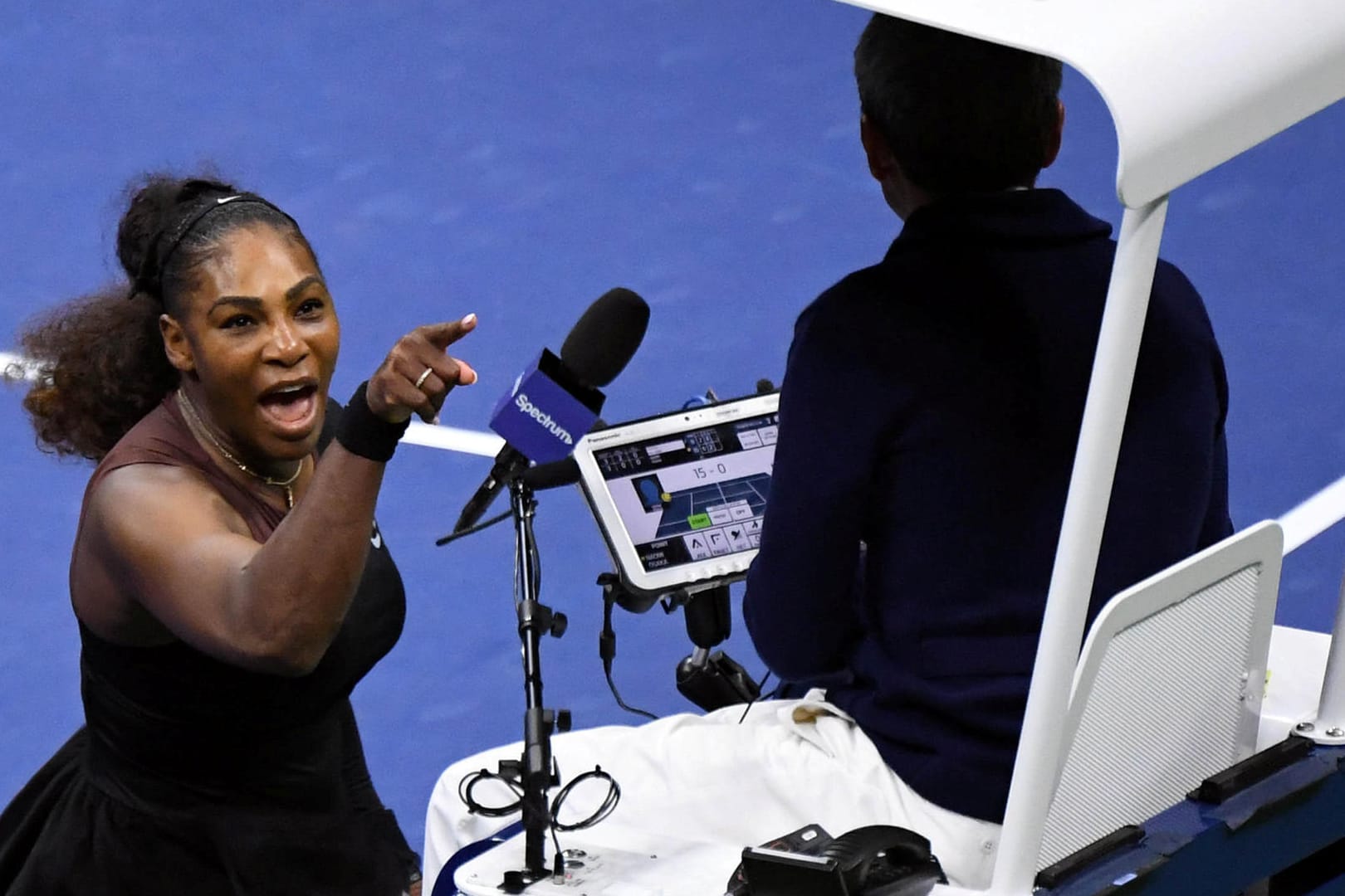 Damen-Finale der US Open: Serena Williams liefert sich im zweiten Satz ein Wortgefecht mit Schiedsrichter Carlos Ramos.