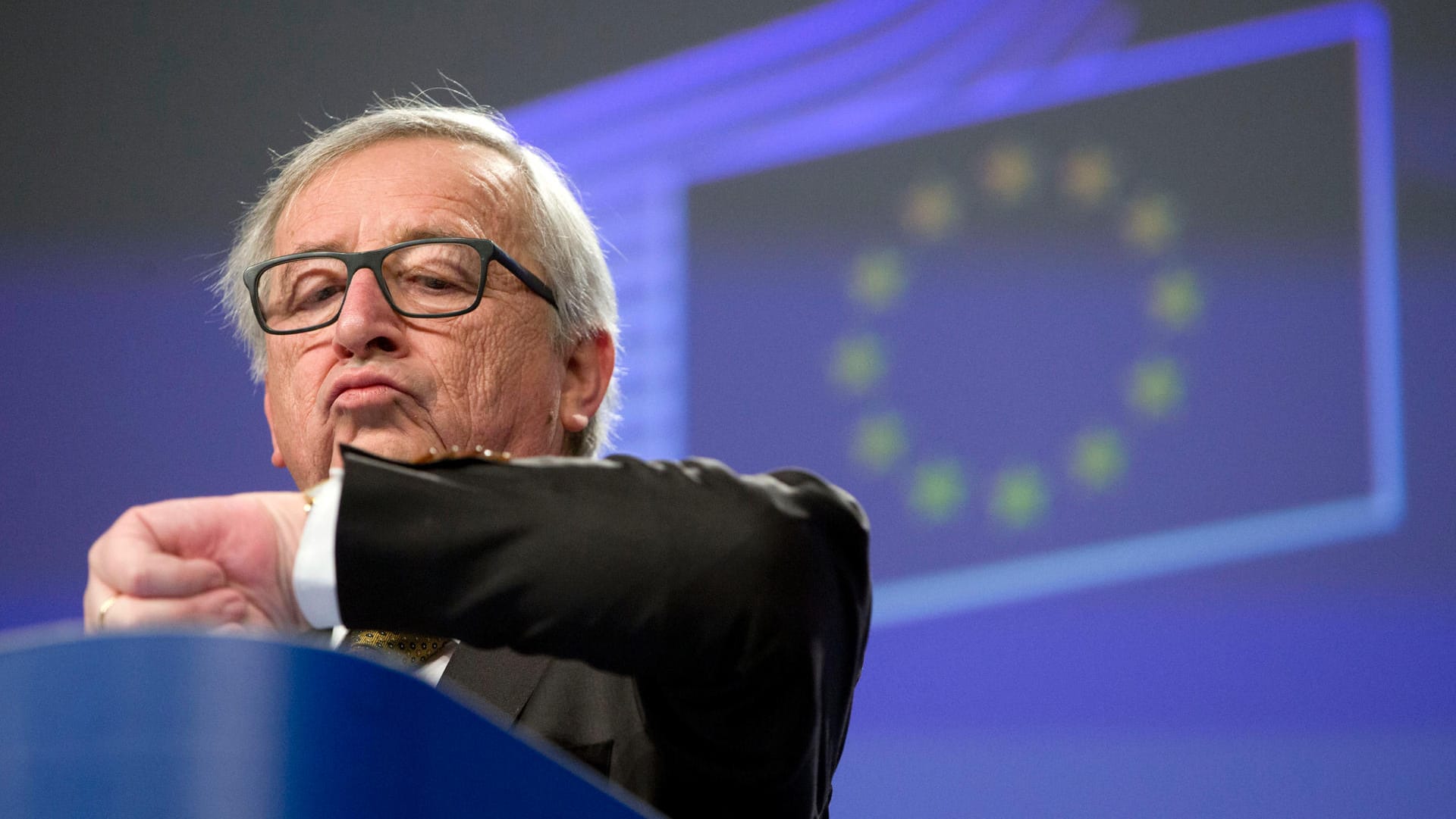 Jean-Claude Juncker schaut auf die Uhr: Der EU-Kommissionspräsident will die Zeitumstellung im nächsten Jahr abschaffen.