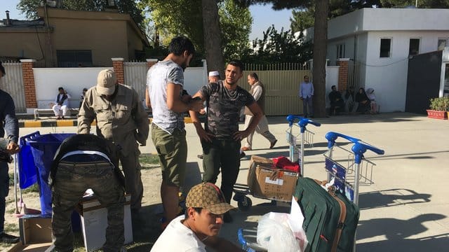 Afghanische Asylbewerber kommen auf dem Flughafen von Kabul an, nachdem sie aus Deutschland abgeschoben worden sind. Afghanische Asylbewerber kommen auf dem Flughafen von Kabul an, nachdem sie aus Deutschland abgeschoben worden sind.