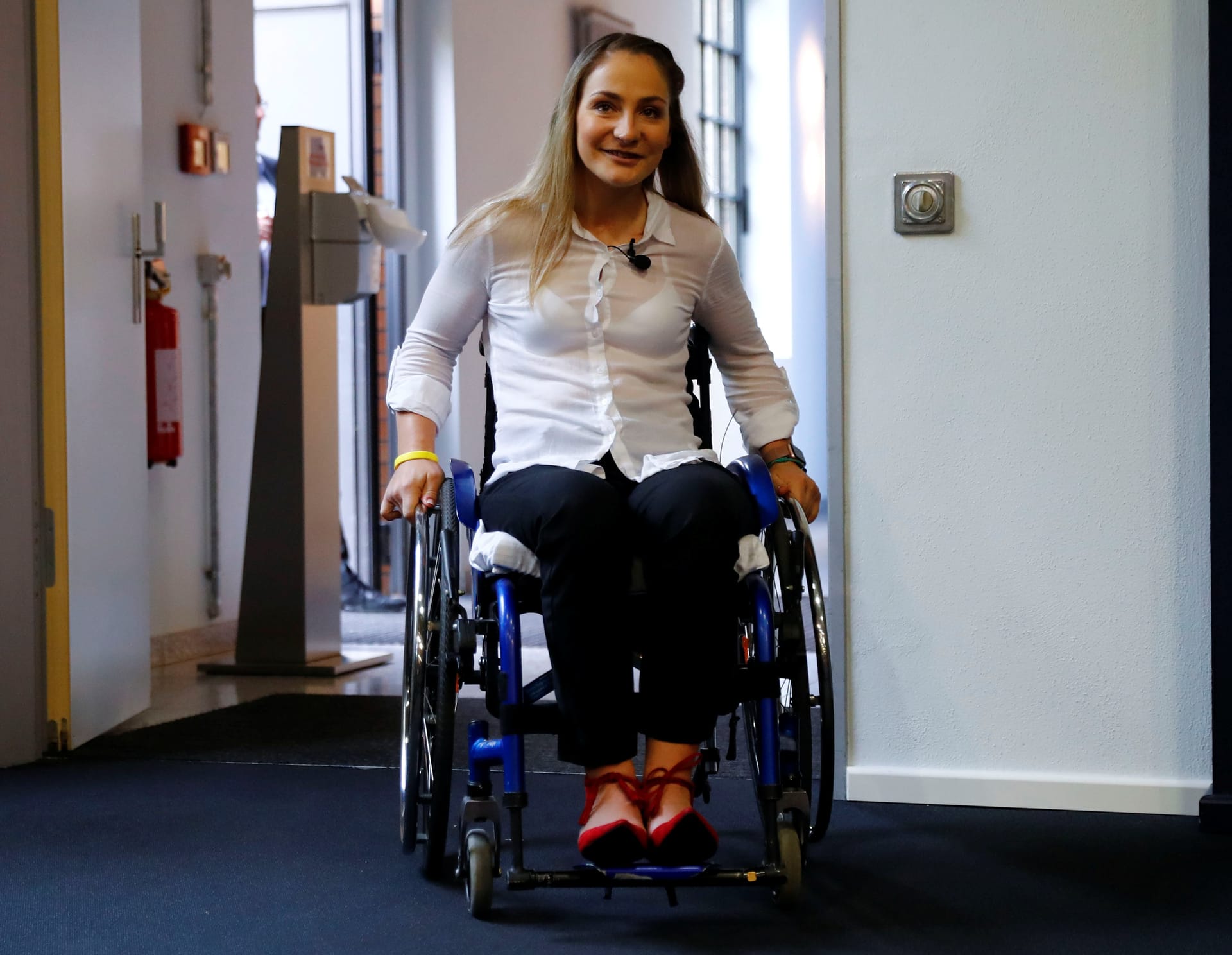 Pressekonferenz im Krankenhaus: Kristina Vogel zeigt sich nach der tragischen Diagnose zum ersten Mal im Rollstuhl.