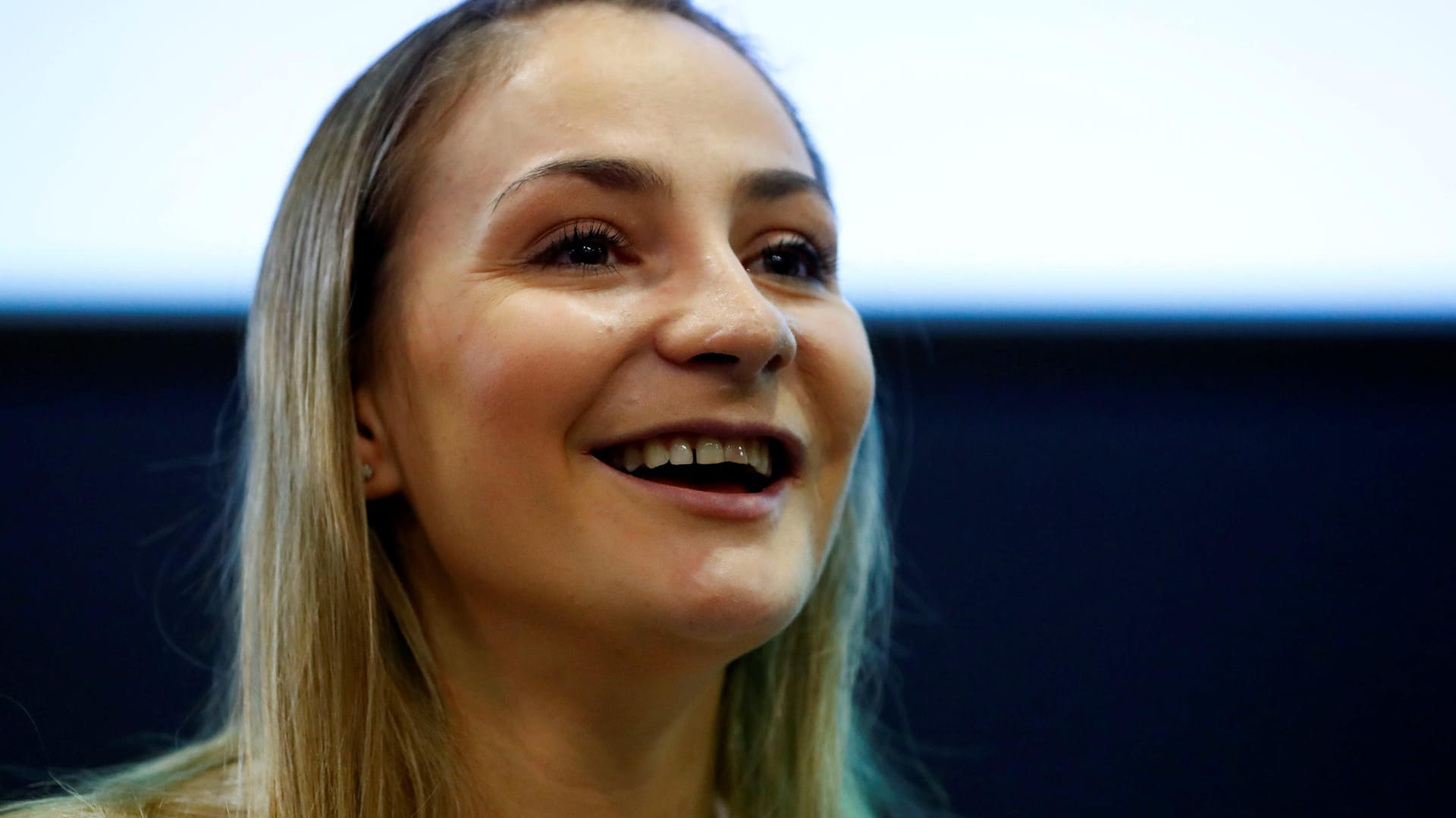 Kristina Vogel: Die Doppel-Olympiasiegerin präsentiert sich bei der Pressekonferenz in guter Stimmung.