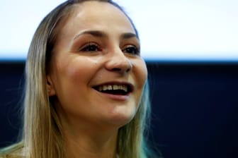Kristina Vogel: Die Doppel-Olympiasiegerin präsentiert sich bei der Pressekonferenz in guter Stimmung.