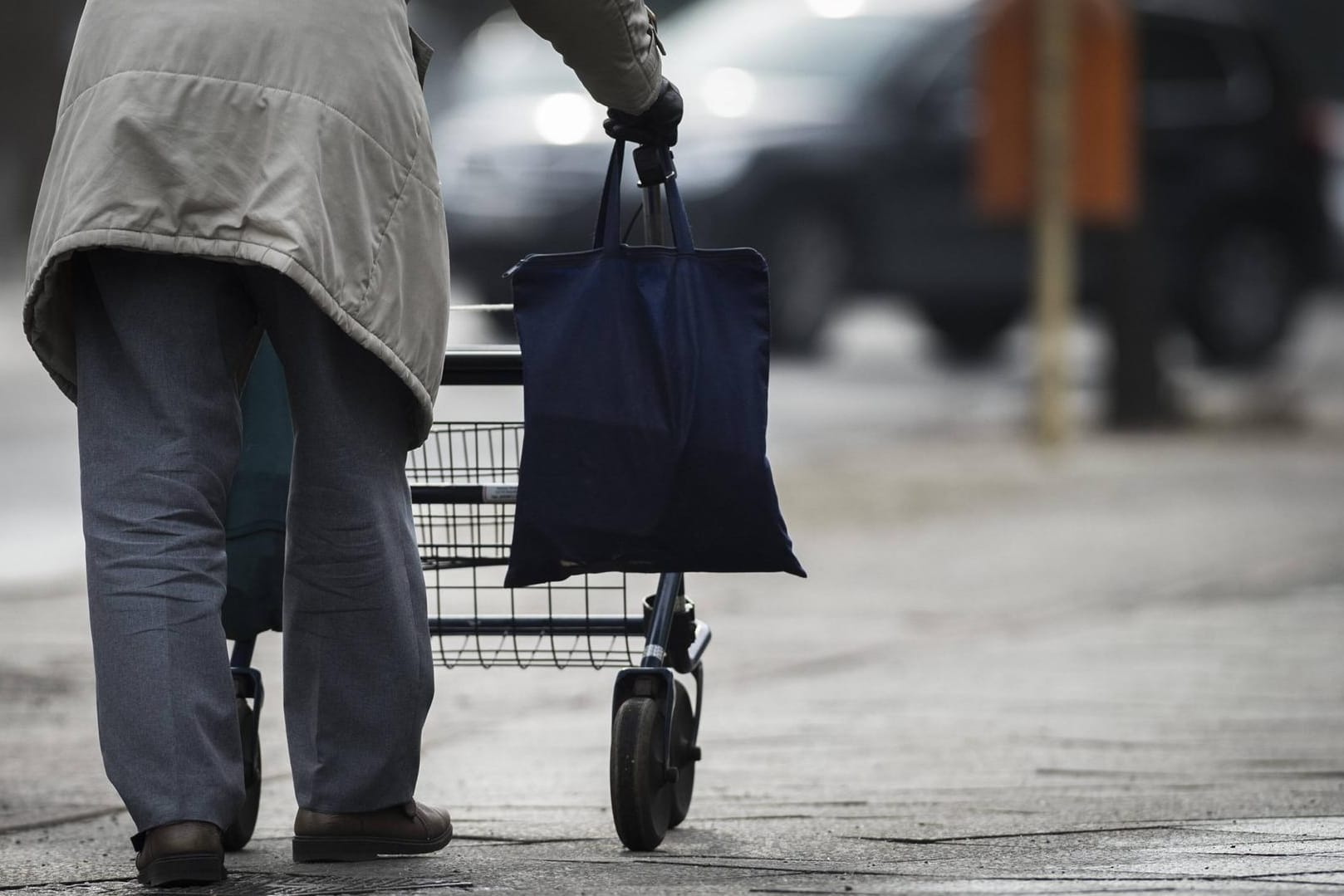 Altersarmut: Die große Koalition hatte sich kürzlich auf ein Rentenpaket bis 2025 verständigt. Altersarmut: Die große Koalition hatte sich kürzlich auf ein Rentenpaket bis 2025 verständigt.