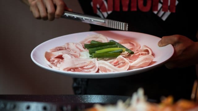 Beim Barbecue kommen verschiedene Fleischsorten auf den Grill: Typisch ist Schweinebauch.