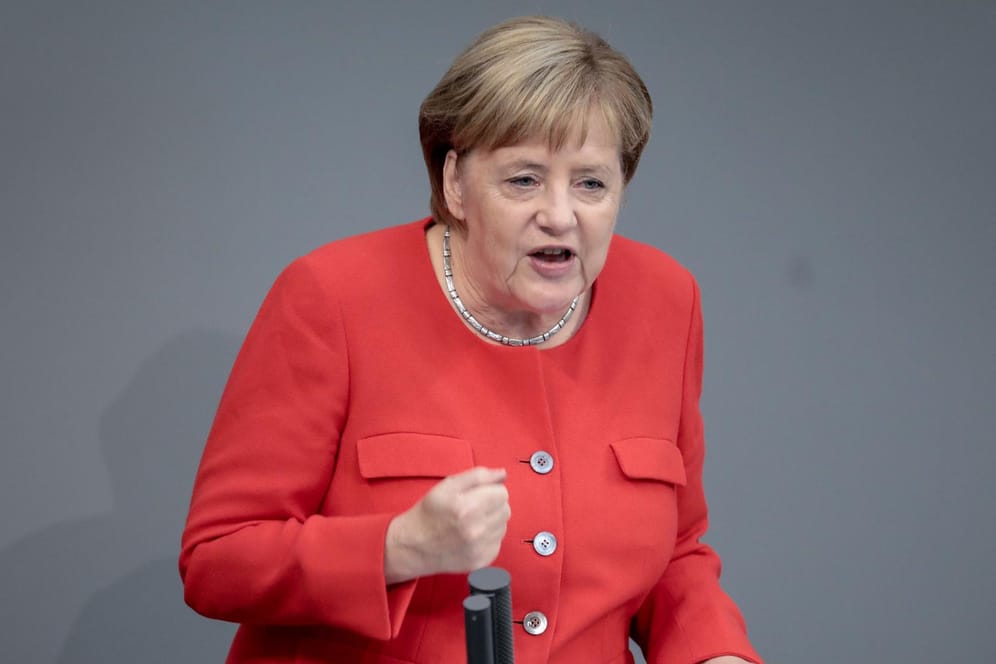 Angela Merkel im Bundestag: Artikel 1 des Grundgesetzes als zentraler Wert.