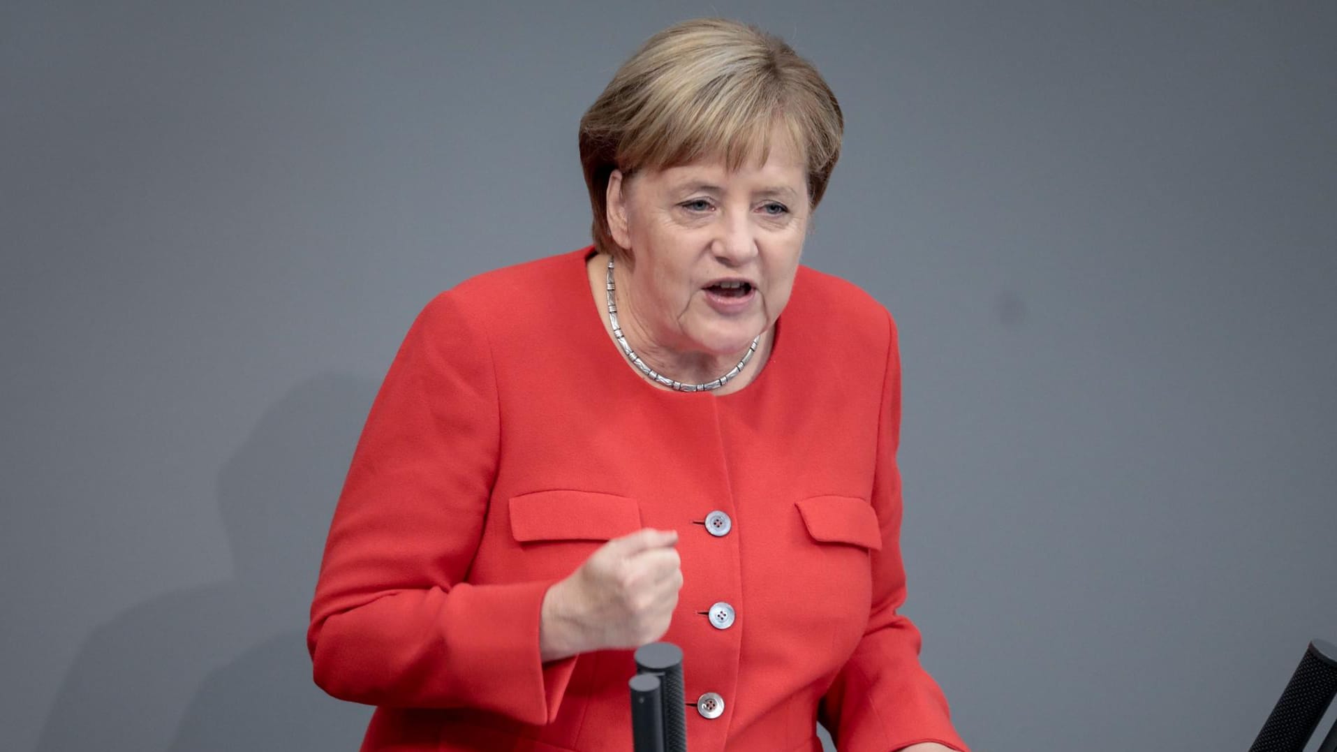 Angela Merkel im Bundestag: Artikel 1 des Grundgesetzes als zentraler Wert.