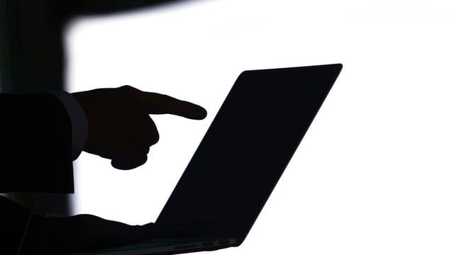 Experten des Fraunhofer-Instituts konnten nach eigenen Angaben falsche Webzertifikate erstellen, durch die sich gefälschte Webseiten als echte herausgeben könnten. Experten des Fraunhofer-Instituts konnten nach eigenen Angaben falsche Webzertifikate erstellen, durch die sich gefälschte Webseiten als echte herausgeben könnten.