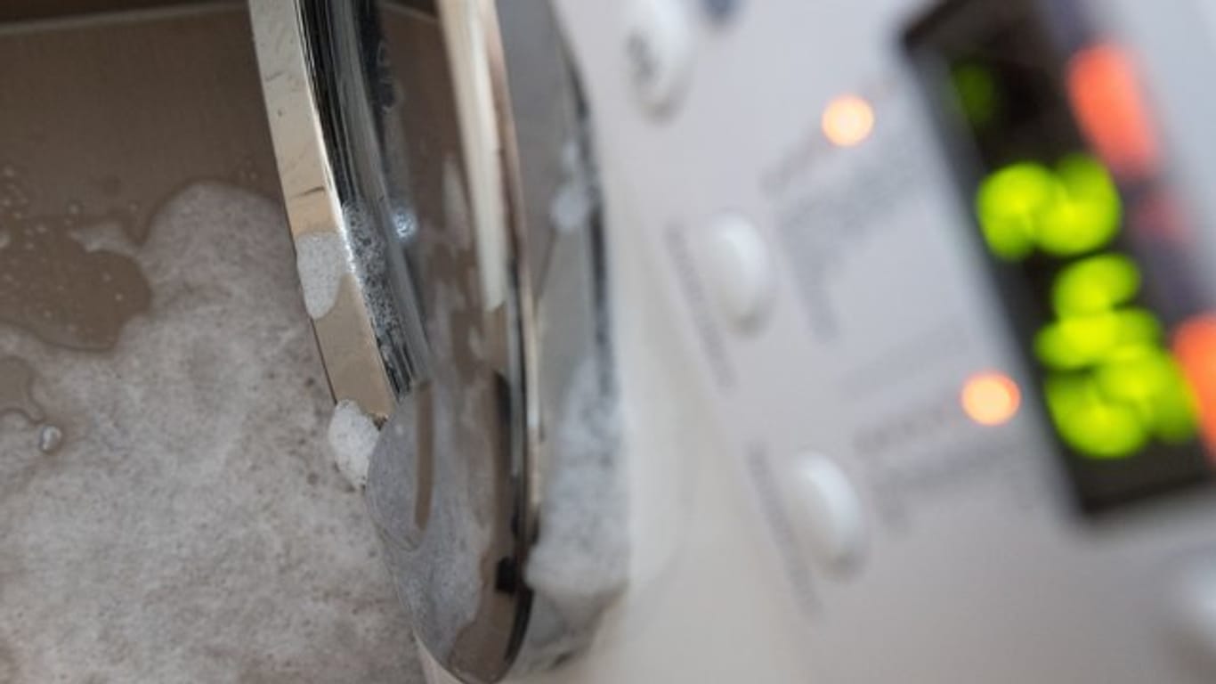 Übergelaufene Waschmaschine: Ob die Versicherung für den Wasserschaden zahlt, hängt vom Einzelfall ab.