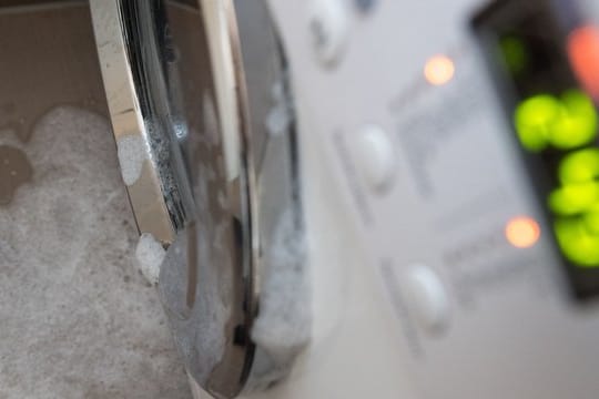 Übergelaufene Waschmaschine: Ob die Versicherung für den Wasserschaden zahlt, hängt vom Einzelfall ab. Übergelaufene Waschmaschine: Ob die Versicherung für den Wasserschaden zahlt, hängt vom Einzelfall ab.