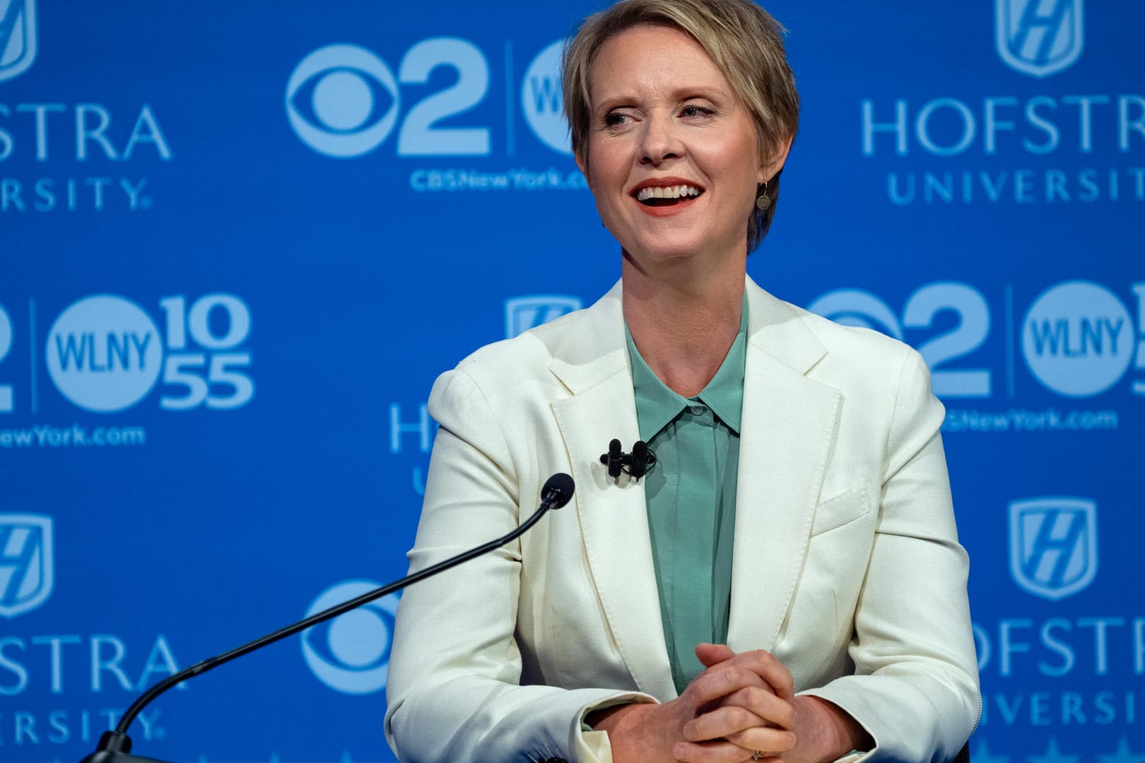 Cynthia Nixon bei einer TV-Debatte: Die Schauspielerin will Gouverneurin von New York werden.
