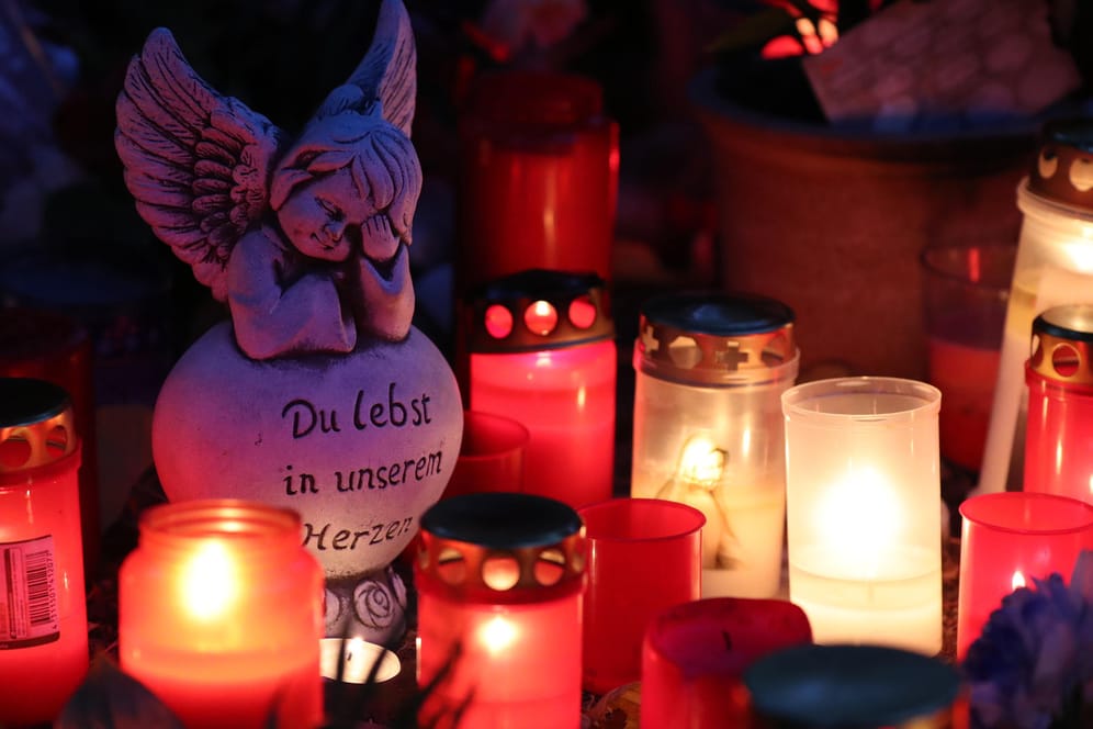 Kerzen und Blumen erinnern in Köthen an den verstorbenen 22-Jährigen: Die Behörden haben bekräftigt, dass die Todesursache ein Herzinfarkt war.